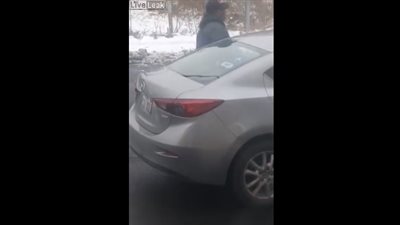 رجل ينقذ زوجته من يد ثلاث نساء تعدين عليها (فيديو)