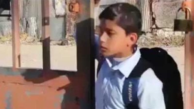 سيخ حديدي يصيب طفلا في رأسه أثناء ذهابه إلى المدرسة (فيديو)