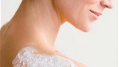 طرق وفوائد تقشير الجسم في المنزل