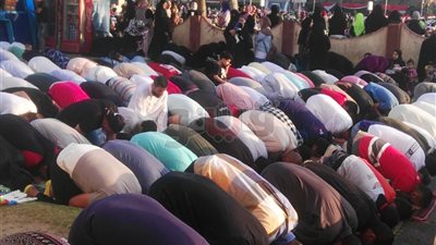 آلاف الأهالي يؤدون صلاة العيد بساحة المعمورة في بورسعيد (صور)
