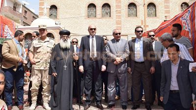 بالصور.. محافظ المنيا يزور الكنائس لتهنئة الأقباط بعيد القيامة
