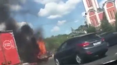 شاهد ما حدث لرجل اقترب من سيارة مشتعلة (فيديو)