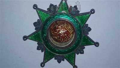 بالصور.. إحباط تهريب وثائق تاريخية ونيشان أثري إلى الإمارات