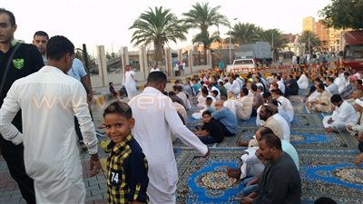 بالصور.. أهالي الغردقة يؤدون صلاة العيد بساحة مسجد الميناء