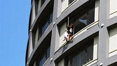 بالصور.. امرأة تهدد بإلقاء طفلتها من الطابق الـ 13 لتحصل على الطلاق
