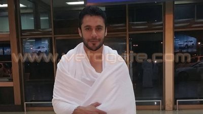 أحمد حسن يطير إلى السعودية لأداء العمرة