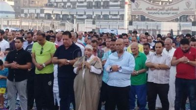 الآلاف يؤدون صلاة العيد داخل نادي الزمالك (صور)
