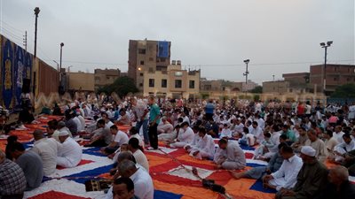 بالصور.. وصول رئيس مدينة «أبوحماد» لأداء صلاة العيد