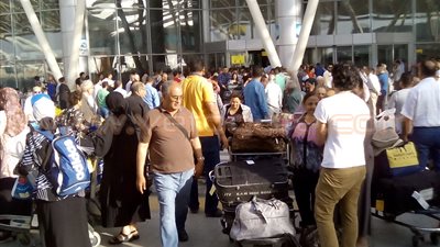 ورود وزغاريد في استقبال الأقباط بمطار القاهرة