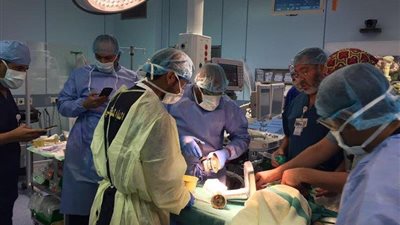 بالفيديو والصور.. لحظة إخراج يد طفلة من فرامة لحوم