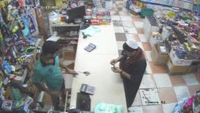 لحظة اعتداء زبون على عمال سوبر ماركت وكسر قدم أحدهم (فيديو)