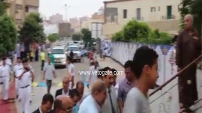 بالفيديو.. محافظ الإسماعيلية يؤدي صلاة العيد بمسجد أبو بكر الصديق