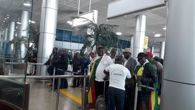 مطار القاهرة يستقبل طائرة مشجعين من زيمبابوي لمؤازرة منتخب بلادهم