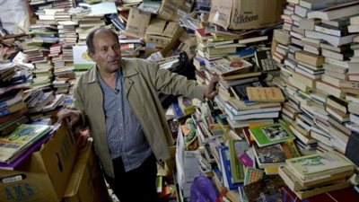 شاهد.. عامل نظافة ينقذ آلاف الكتب من «الزبالة» ليفتح مكتبة