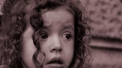 نهاية مروعة لفتاة صغيرة تركت يد والدتها في الشارع (فيديو)