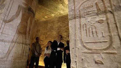 17 صورة ترصد تجول الرئيس الفرنسي في معبد أبو سمبل