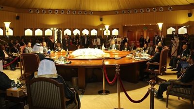 وفد الحكومة اليمنية يعلن تعليقه لمفاوضات الكويت