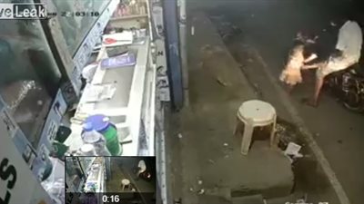 العناية الإلهية تنقذ طفلا من الموت لحظة تعرض والده لحادث مروع (فيديو)