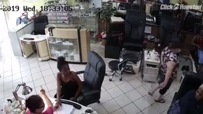 زبونة تعتدى على صاحبة صالون تجميل للهرب من دفع الحساب (فيديو)