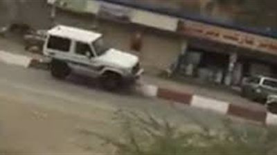 شرطي يخاطر بحياته لعدم دهس امرأة عجوز (فيديو)