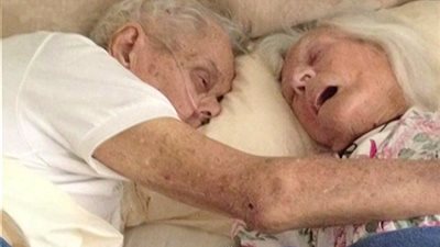 بالصور.. عجوز تموت بين أحضان زوجها عقب ساعات من وفاته