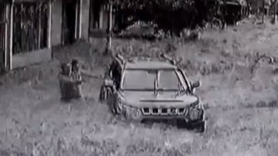 لحظة إنقاذ طفلين من الغرق بعد أن جرفتهما الفيضانات (فيديو)