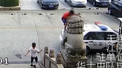 نهاية مروعة لصبي تسلق تمثالا ضخما (فيديو)