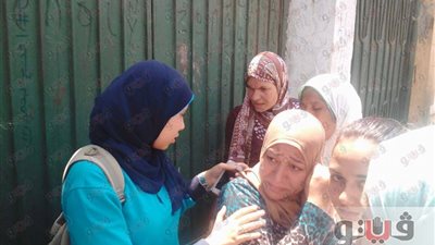 أولياء الأمور لسان حال طلاب الثانوية أمام اللجان.. أم تشكو من البوكليت.. وأخرى تبكي لصعوبة الامتحان.. ووالدة طالبة لوزير التعليم: «لو مش قادر تسيطر على الغش قشر بصل»