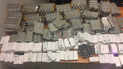 بالصور.. ضبط ألماني حاول تهريب كمية من الأدوية بمطار الغردقة