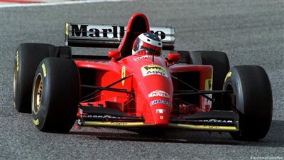 سيارة شوماخر الذهبية في مزاد علني بأبوظبي