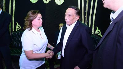 إلهام شاهين تؤدي واجب العزاء في سمير خفاجي (فيديو)