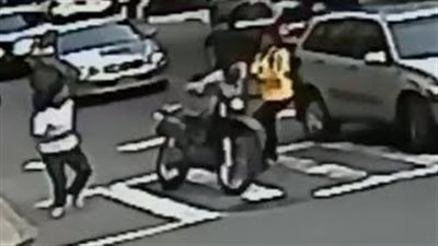 بالفيديو.. لصان يسرقان دراجة نارية في إشارة المرور