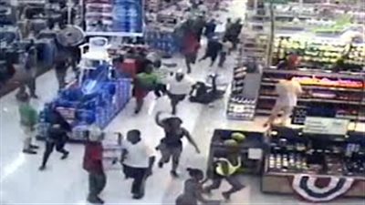 بالفيديو.. عصابة من المراهقين تنهب «سوبر ماركت» كبيرًا