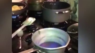 شاهد ما حدث لرجل حاول إثارة إعجاب زوجته بالطهي (فيديو)