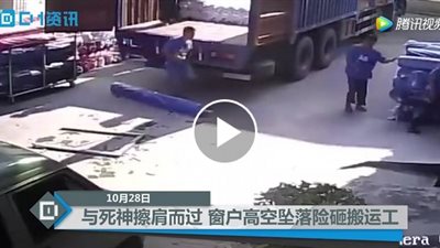 بالفيديو.. عامل ينجو بأعجوبة بعد سقوط نافذة بجواره تماما