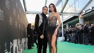 نجوم العالم على السجادة الخضراء في حفل «the best» (صور)