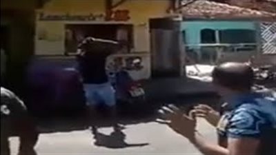 بالفيديو.. شاهد ماذا حدث لرجل حاول إنقاذ صديقه من صعق الكهرباء