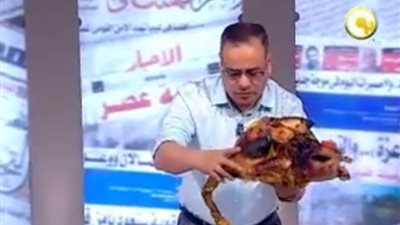 بالفيديو.. «القرموطي» يأكل «ديك رومي» على الهواء