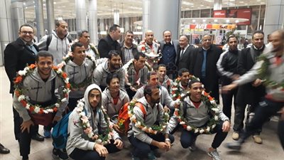 أبطال أفريقيا للهوكي يحتفلون بالتتويج في مطار القاهرة (صور)