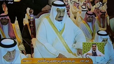 بالفيديو والصور.. قادة الخليج يؤدون صلاة العيد.. الملك سلمان يتقدم المصلين ومحافظ رياض الخبراء يوزع الهدايا على المارة.. أمير الكويت وقادة دولته في المسجد الكبير.. و«تميم» يصلي بصحبة والده