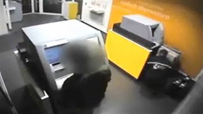 بالفيديو.. شاهد كيف سرق رجل 560 ألف إسترليني من 5 ماكينات صرف