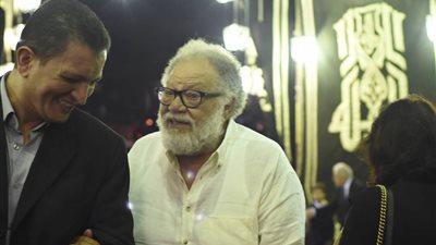 يحيى الفخراني ولبلبة يشاركان في عزاء سمير خفاجي (فيديو وصور)