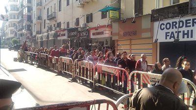 اصطفاف الأٌقباط أمام المرقسية لحضور قداس أحد الشعانين بالإسكندرية