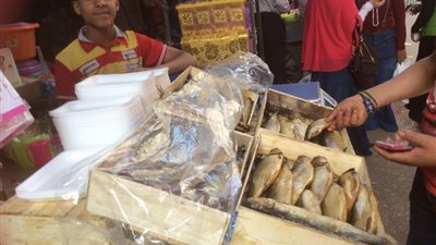 بالصور.. تزاحم «الأسايطة» على محال الفسيخ قبل «شم النسيم»