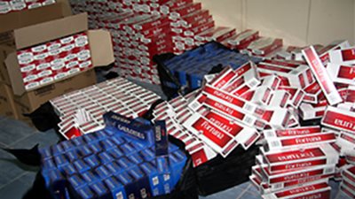 ضبط سيارتين محملتين بسجائر وملابس مهربة