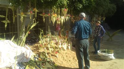 إقبال أقباط المرقسية على شراء السعف والورود (فيديو)