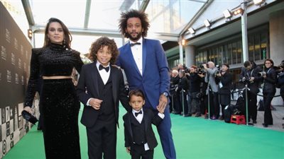 مارسيلو مع عائلته على السجادة الخضراء في حفل «the best» (صور)