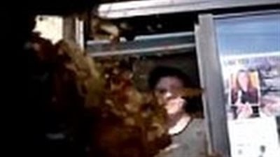 بالفيديو والصور.. أقوى رد فعل لعاملة ماكدونالدز أثار شاب ذعرها