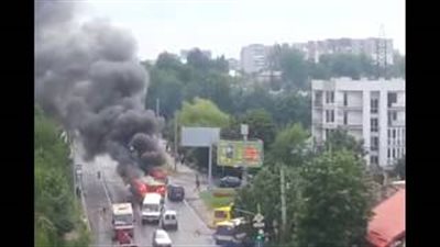 بالفيديو.. لحظة اشتعال النيران في حافلة وسط طريق عام بأوكرانيا