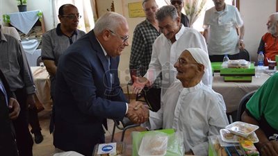 محافظ بورسعيد يشارك نزلاء دار المسنين الاحتفال بعيد الفطر (صور)